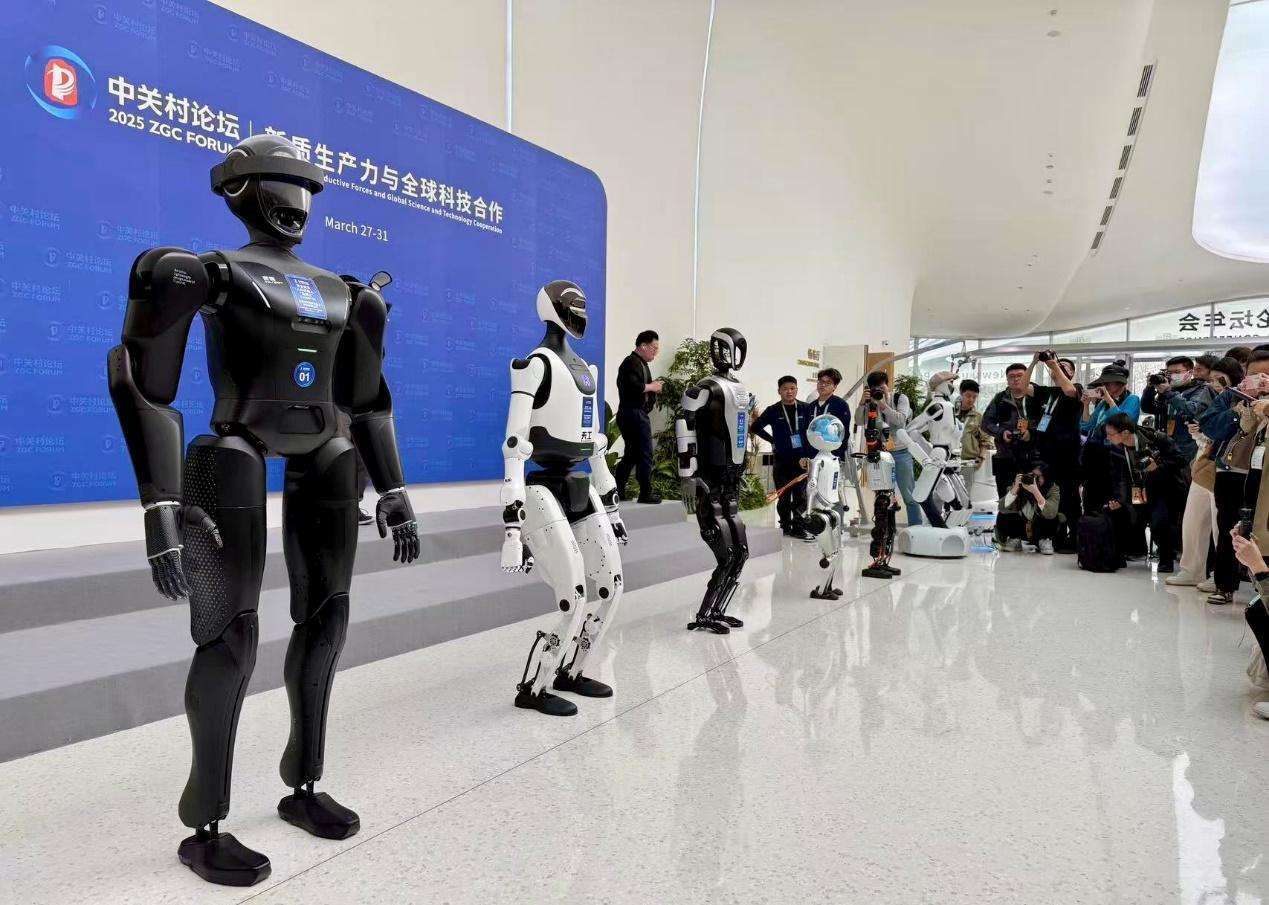 灵宝CASBOT机器人“持证上岗”，助力2025中关村论坛科技之春(图2)